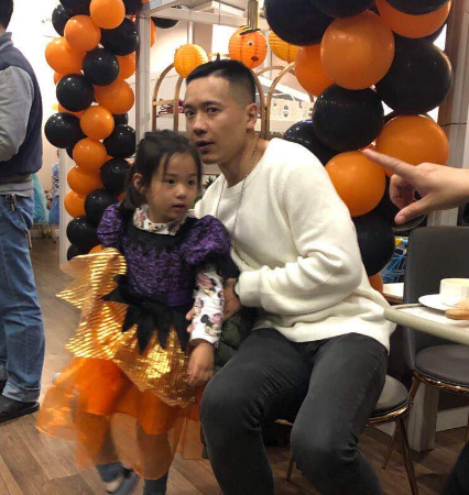 董璇|高云翔带女儿现身董璇亲子餐厅，剃寸头似老了十岁，被顾客误认是餐厅经理