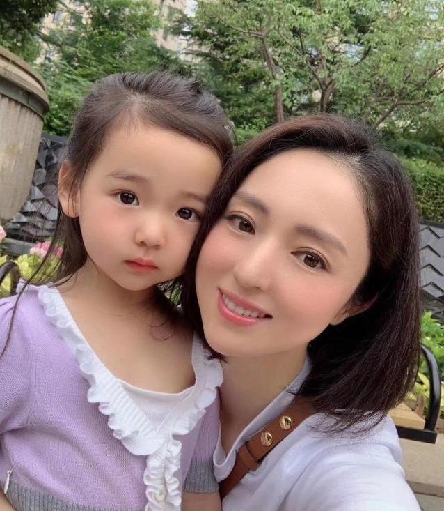 董璇|高云翔带女儿现身董璇亲子餐厅，剃寸头似老了十岁，被顾客误认是餐厅经理