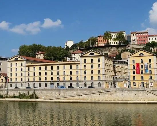 建立于1996年,位于挪威的首都奥斯陆,研究生课程纯英文授课.