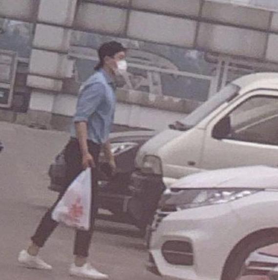 董璇|高云翔带女儿现身董璇亲子餐厅，剃寸头似老了十岁，被顾客误认是餐厅经理