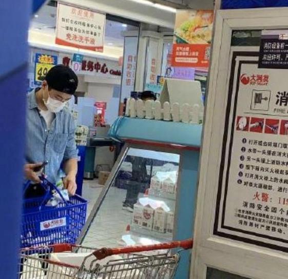 董璇|高云翔带女儿现身董璇亲子餐厅，剃寸头似老了十岁，被顾客误认是餐厅经理