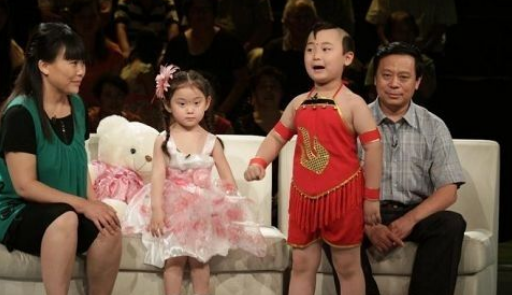 如今妹妹邓鸣璐已经成了某娱乐公司的签约演员,还登上了央视表演节目