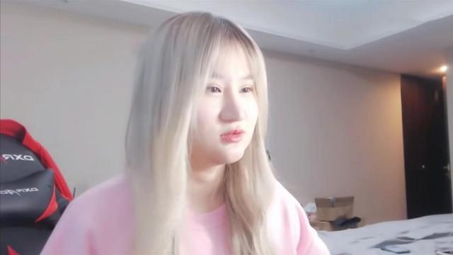 梦嫂直播发福利被官方制裁,梦泪前来捧场,网友:兮兮真苗条!