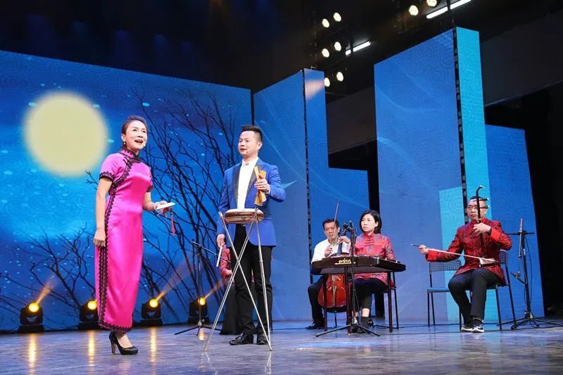 张明智登台献唱党员干部共享湖北大鼓廉政文化大餐