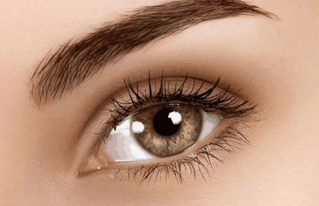 心理学:第一眼看哪只眼睛看起来在笑?