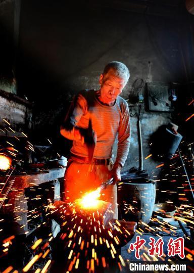 老街打铁匠的炉火人生钢花相伴创新延续传承