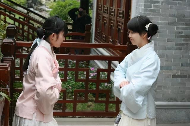 幼年即位,他的叔叔周公旦管理政纲,在颁布的礼仪制度中就包括作揖礼节