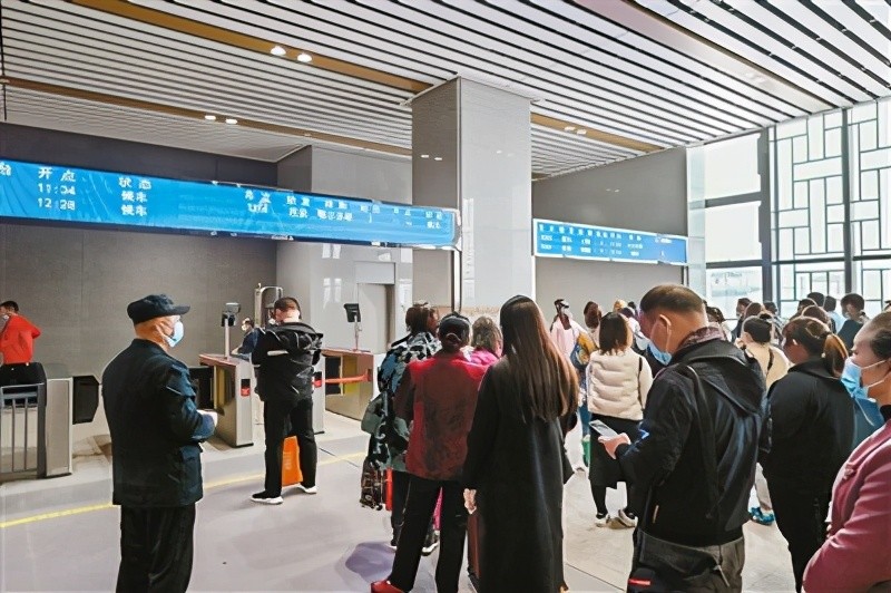 候车室安装了自动上下扶梯"西安人的城墙下是西安人的火车",火车站的