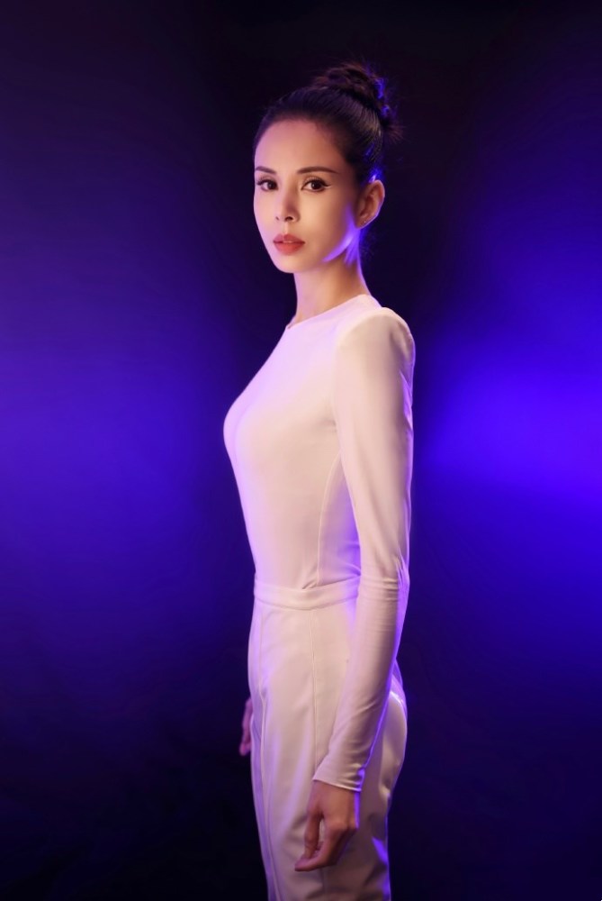 李若彤白色紧身衣搭配丸子头造型,身材气质绝美,仿佛小龙女穿越