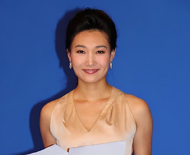 央视李梓萌:台上一身正气,台下可爱又迷糊,曾入选光棍榜