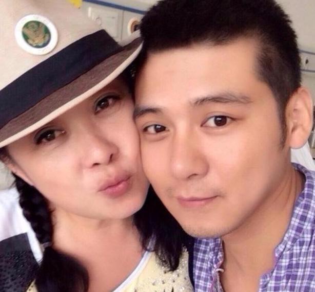 《家有儿女》中胖婶扮演者张海燕,也同样钟爱小鲜肉.