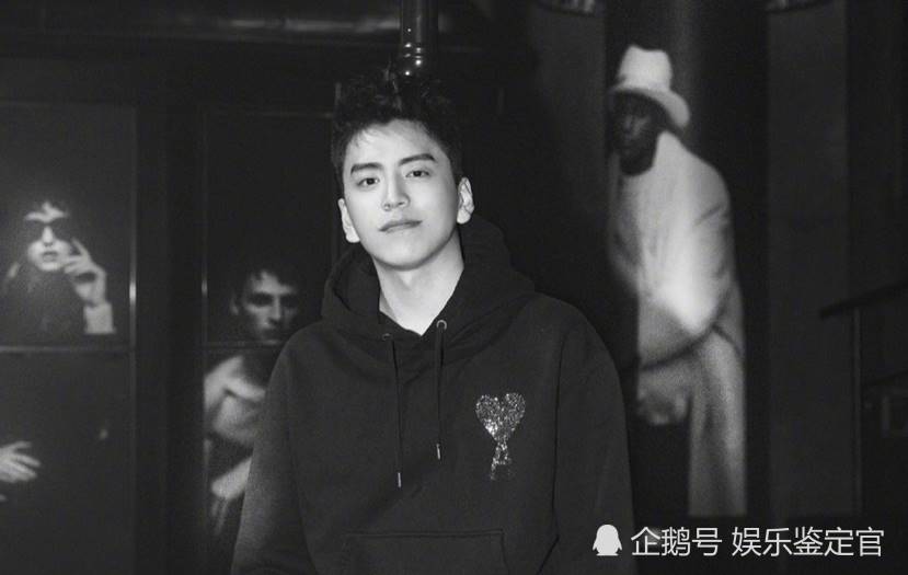 王大陆人设崩了公共场合抽烟被批吞云吐雾尽显老手本色