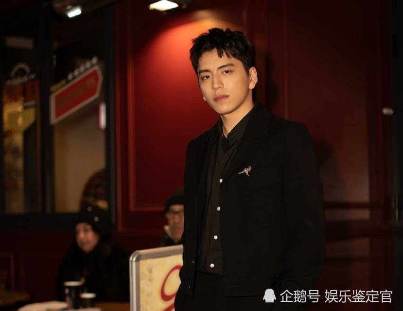 王大陆人设崩了公共场合抽烟被批吞云吐雾尽显老手本色