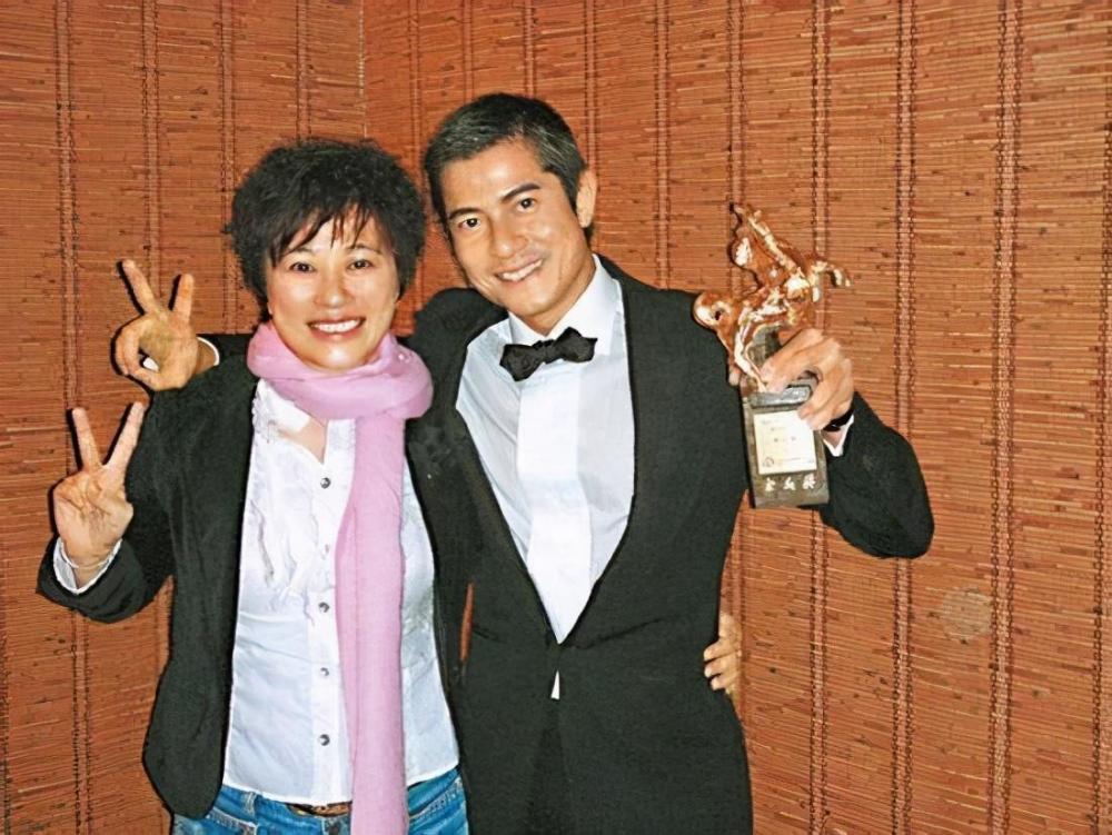 59岁小美和郭富城参加趴体近照冻龄辅佐天王三十多年至今单身