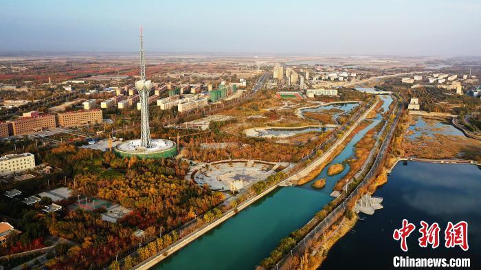 深秋来临,新疆托克逊县白杨河畔碧水蓝天,秋叶正黄. 李靖海 摄