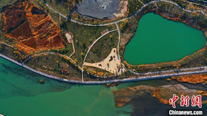 俯瞰托克逊县白杨河碧水潺潺两岸秋色美. 李靖海 摄