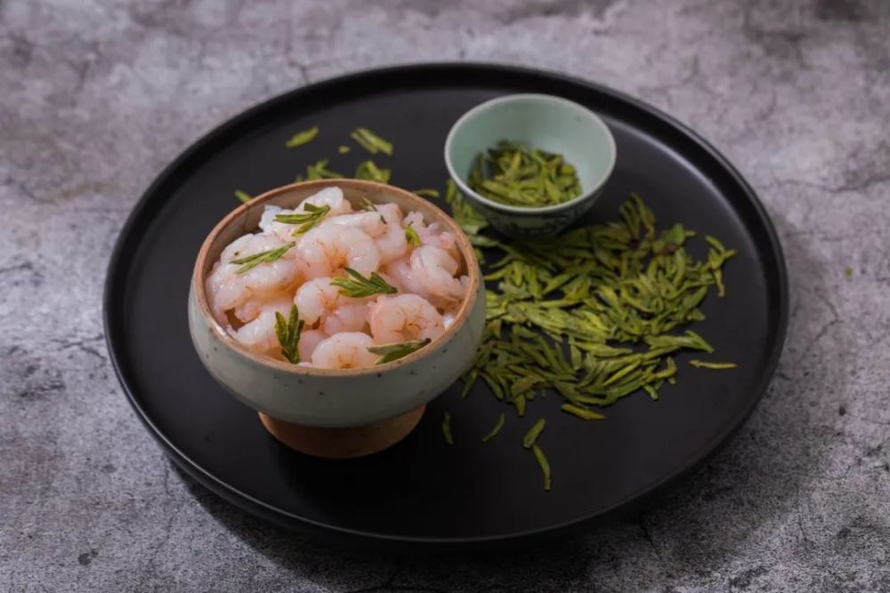 绿茶属于未发酵茶,茶叶嫩而香,口感较好,适合烹制清新淡雅的菜肴.