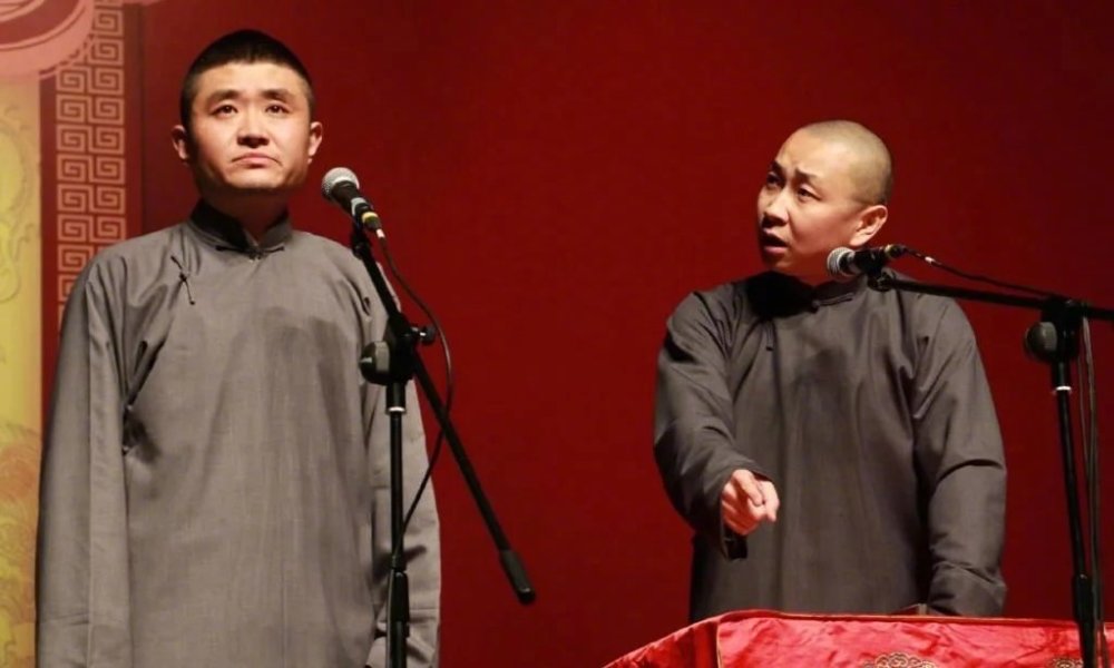 2013年,参加北京喜剧幽默大赛,表演相声《满腹经纶》