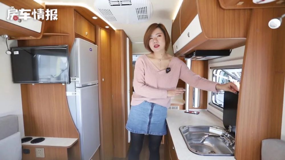 总有车友想看20多万四驱房车,桃子带大家体验,沙发和家里一样大