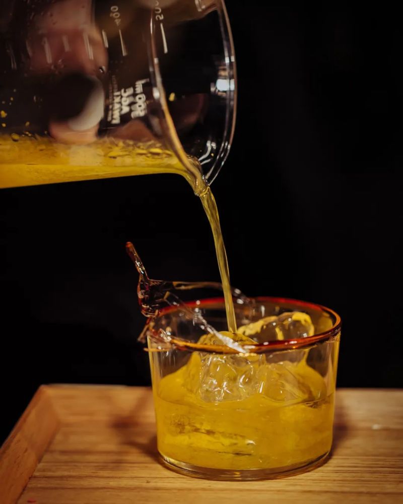 随便一瓶汽水,喝一半的白桃乌龙兑上任意比例的金巴利,姜汁可乐 野格