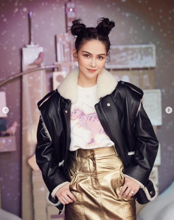 昆凌哪吒头出席活动,全程秀无名指大钻戒,周杰伦火速点赞超宠溺