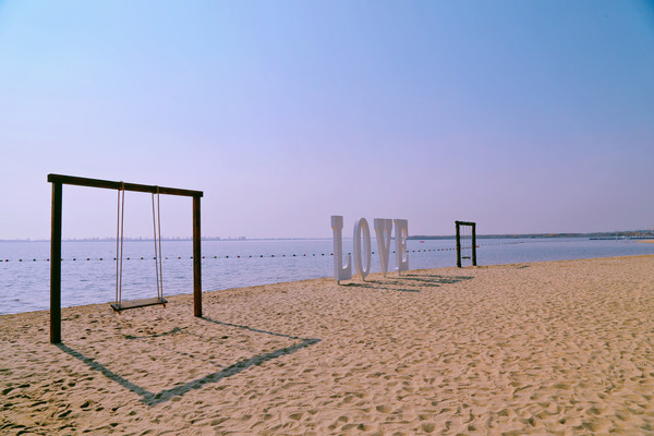 在唐山曹妃甸的网红海岸,享受阳光沙滩和城堡乐园