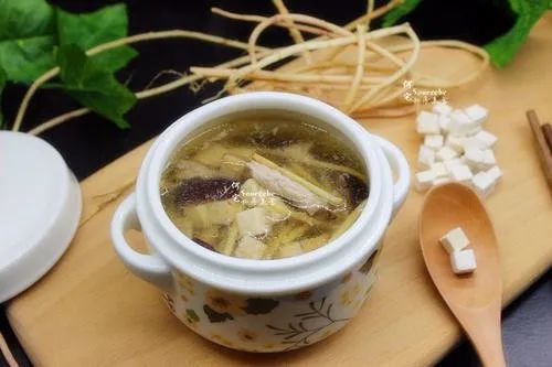 黄芪茯苓汤黄芪:味甘,性温,归脾经,肺经.补气健脾,升阳举陷,利尿消肿.