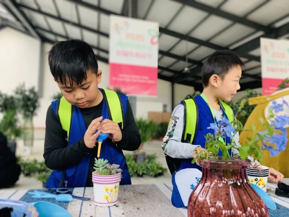 赣南日报小记者们化身"小小园艺师",与花儿撞了个满怀_腾讯新闻