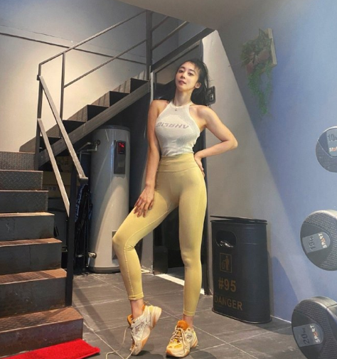 小姐姐是重庆人,微博红人doria小鱼,她有着172的身高,120斤.