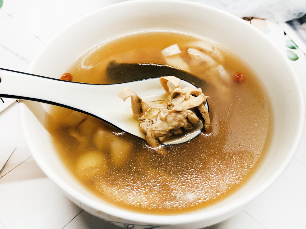 双莲墨鱼汤和鸽子汤旗鼓相当好喝营养高入冬前把秋膘贴多点