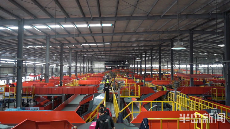 访青岛顺丰中转场今年双十一快递量比去年预计增长50