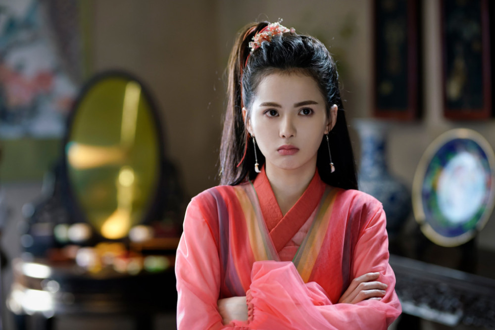 不久之前,黄日莹还出演了武侠探案剧《侠探简不知》,只是她在这部剧中