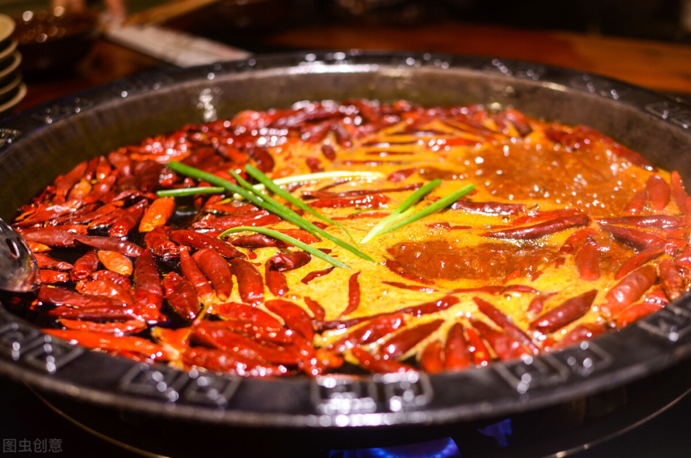 为少20万彩礼,男子喝光火锅红汤:感情值不值得坚持,看这三点