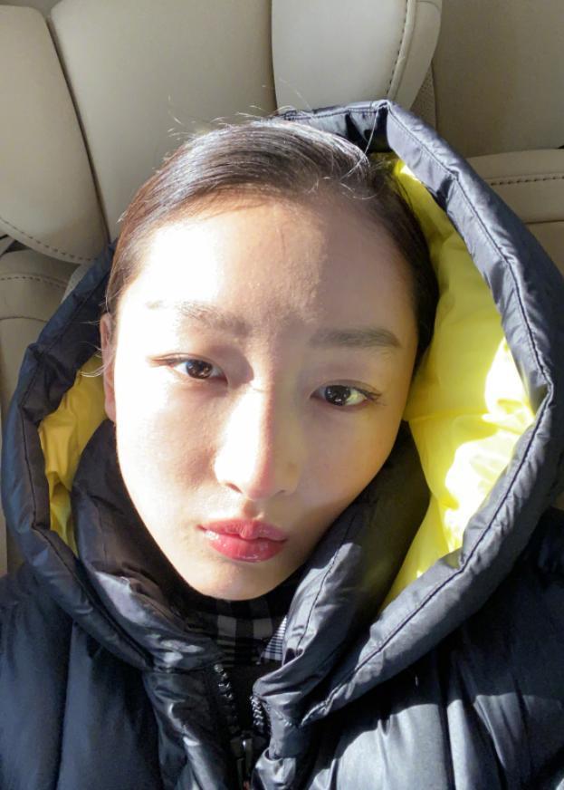 28岁周冬雨罕晒自拍浮粉明显,发际线上移,遭吐槽进入中年阶段