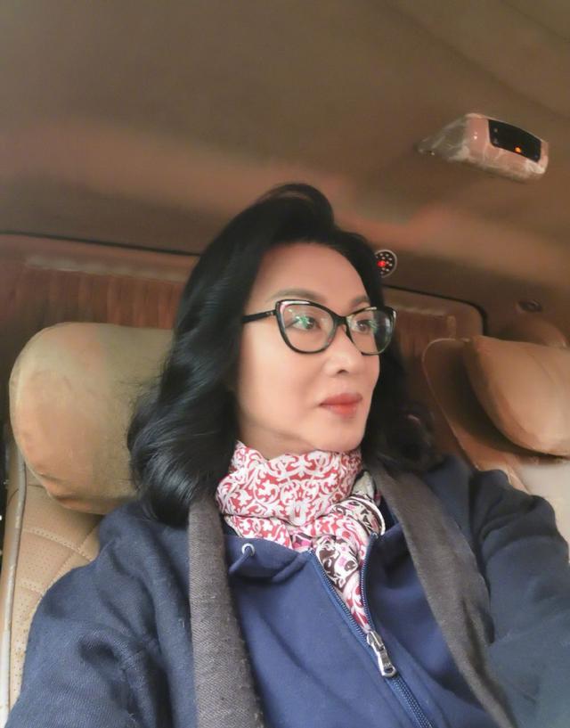 金星这次发型选对了,卷发扎起有种妩媚感,搭配薄纱长裙柔情似水