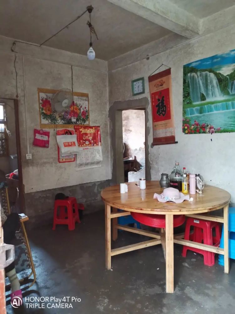 晒晒农村婆家的房子住了30年又破又烂还有比这更差的房子吗