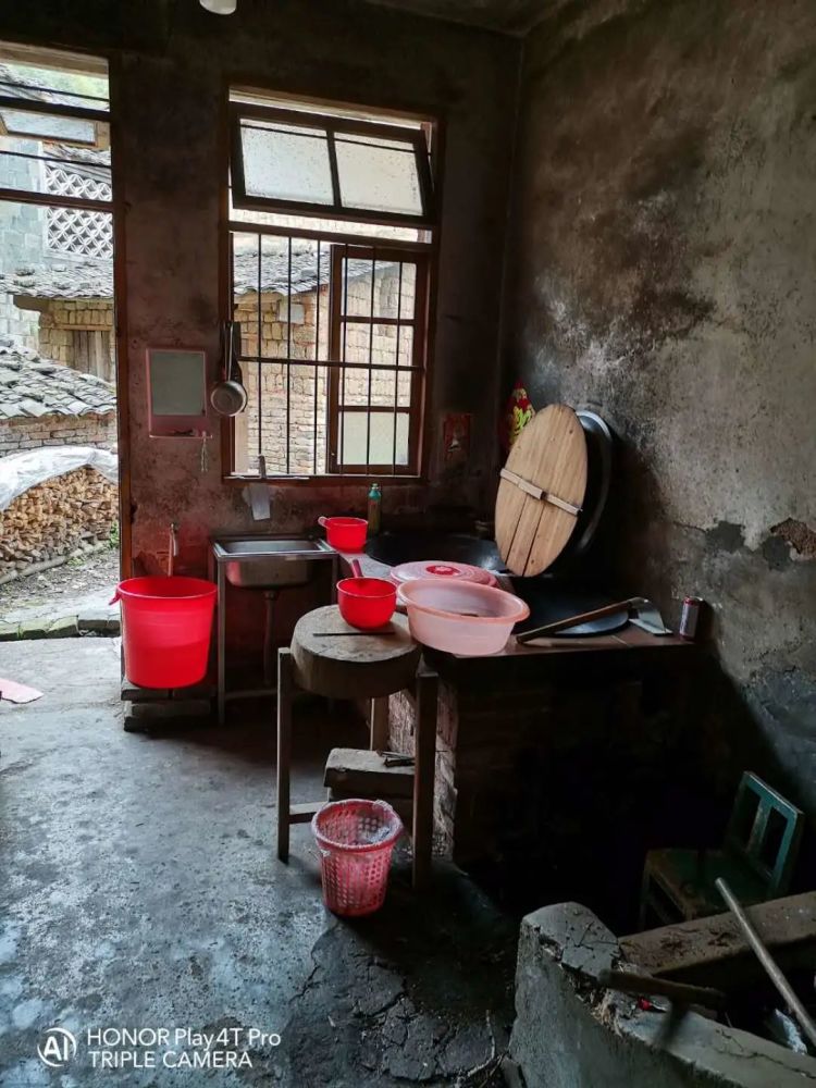 晒晒农村婆家的房子住了30年又破又烂还有比这更差的房子吗