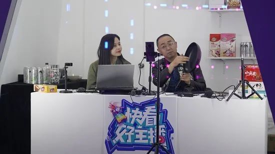 何大厨在讲解带货锅具