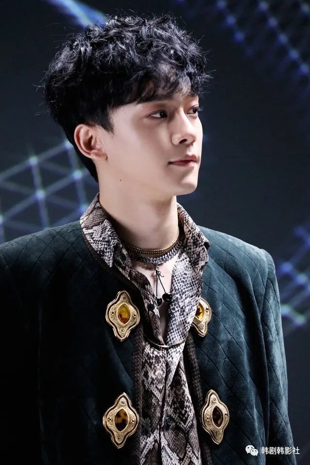 28岁chen@exo入伍照曝光 素颜残爆惊见m字额