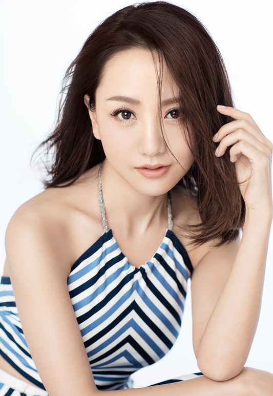 杨蓉身材真好,穿吊带套装秀迷人曲线,配着彩色条纹更显立体效果