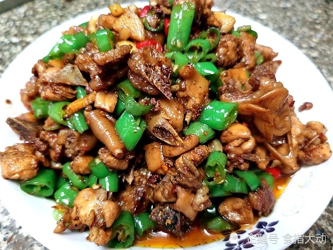 10片蒜10瓣青红辣椒若干个花椒如干粒料酒生抽老抽盐糖十三香做法食材