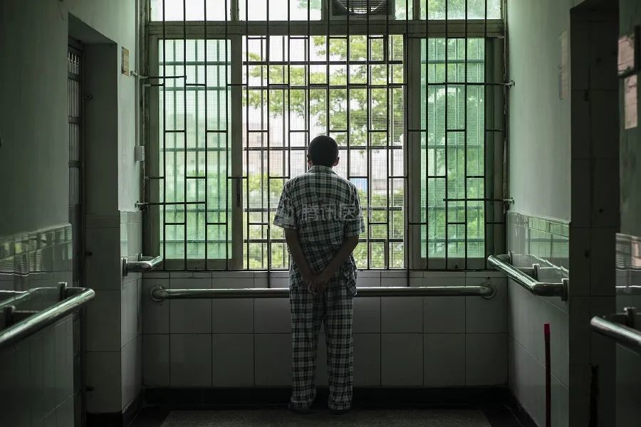 19岁我成为精神病院男护士每天管理150位重症患者