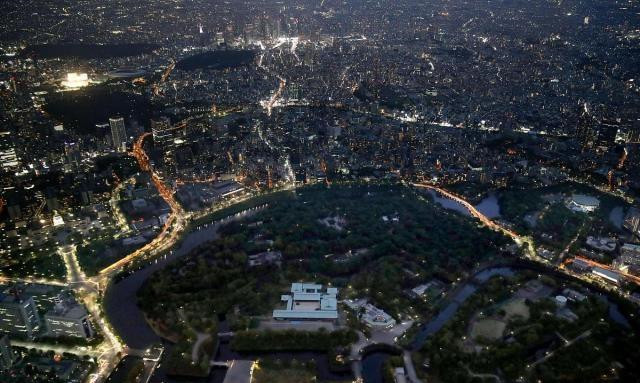 日本天皇换代前夜夜色下的东京皇宫一片寂静明天将见证历史