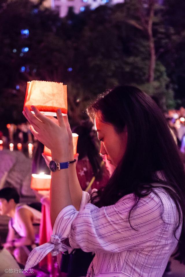我和所有人都拿着水灯,安静地闭着眼睛许愿祈祷,都是那么的虔诚和认真