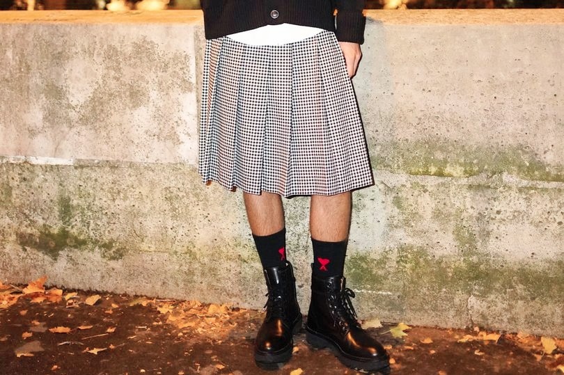 加拿大男孩穿着裙子去学校,抗议针对女孩穿裙子的规定