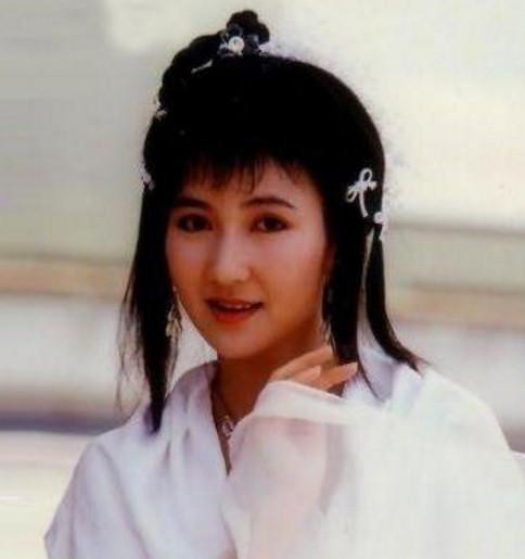 白蛇传里的小青是个男的,我们小时候都被新白娘子传奇给忽悠了.