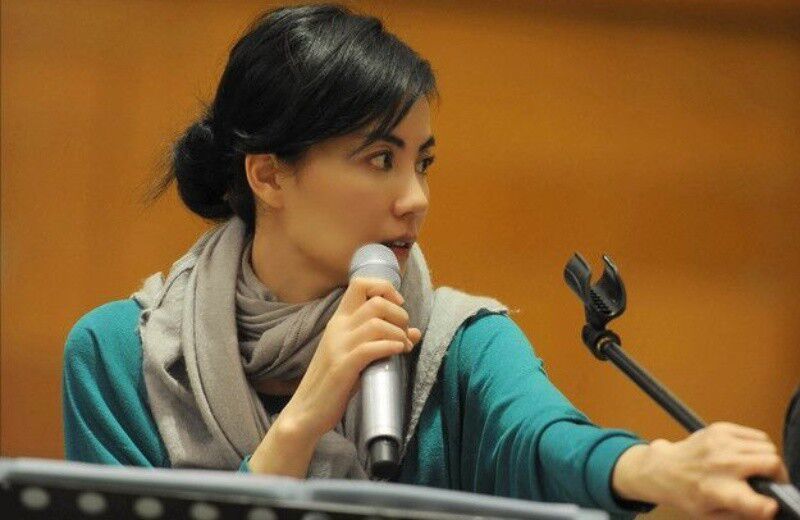 王菲前夫窦唯罕露面骑电动车出行似素人满头白发秃顶太沧桑