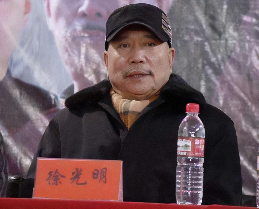 他的儿子并没有与父亲一样走入军营,而是投身于演艺事业,徐光明在1960