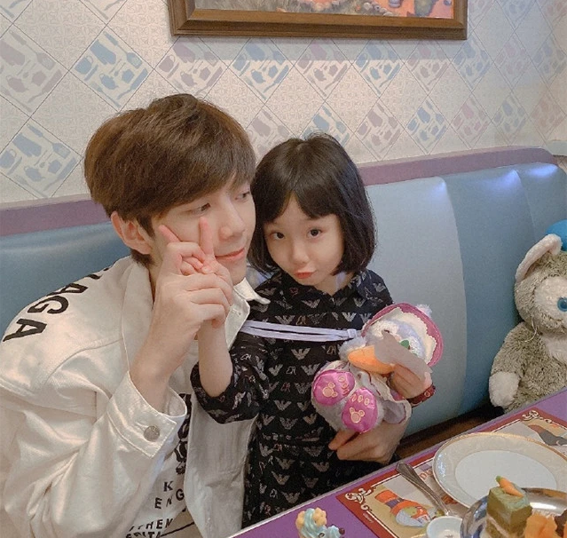 洪欣儿子"不负众望式"长大,完美继承妈妈颜值,187身高帅气逼人