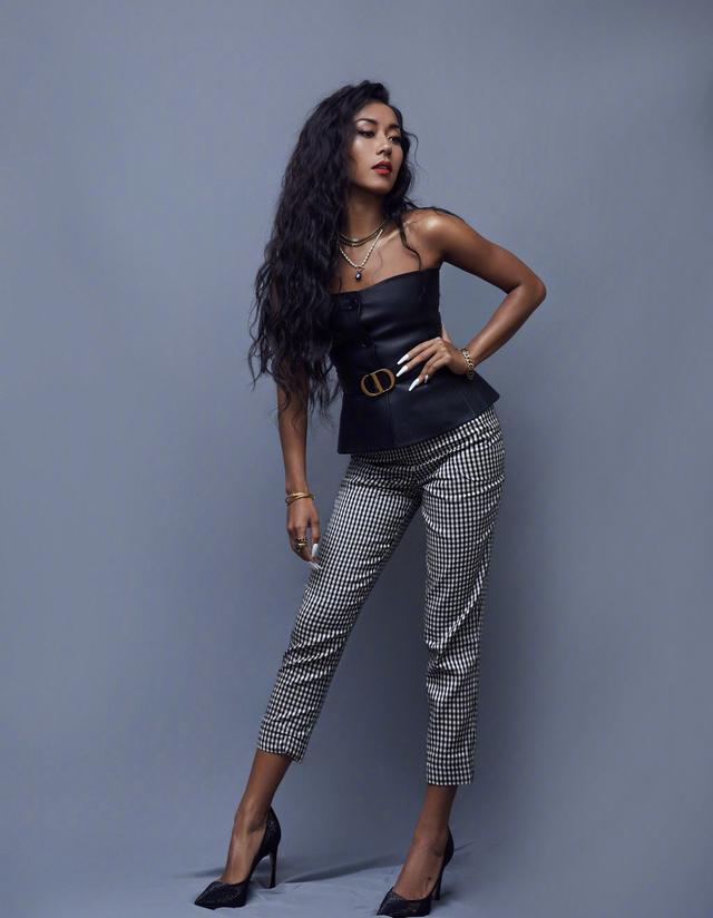 吉克隽逸真拉风!黑皮配银色裙装像"女战神",不愧最靓黑美人